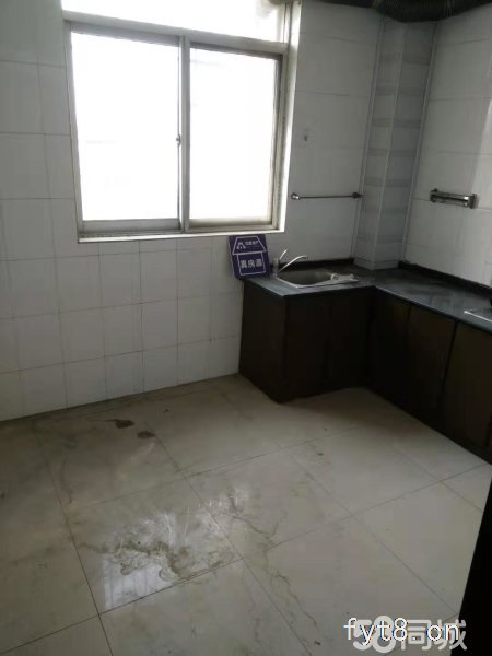 市政府旁边,简装修小三室,有产证,满五年唯一,可以按揭